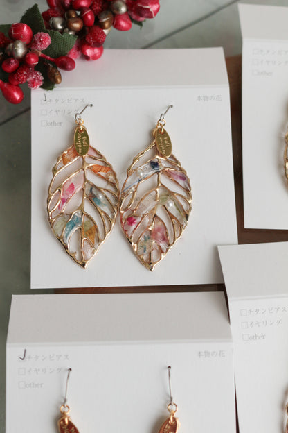 Leaf Earrings With Seasonal Flower Petals No.58 ピアスorイヤリング