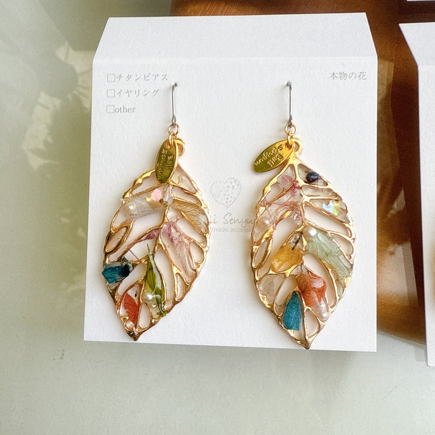 Leaf Earrings With Seasonal Flower Petals No.53 ピアスorイヤリング