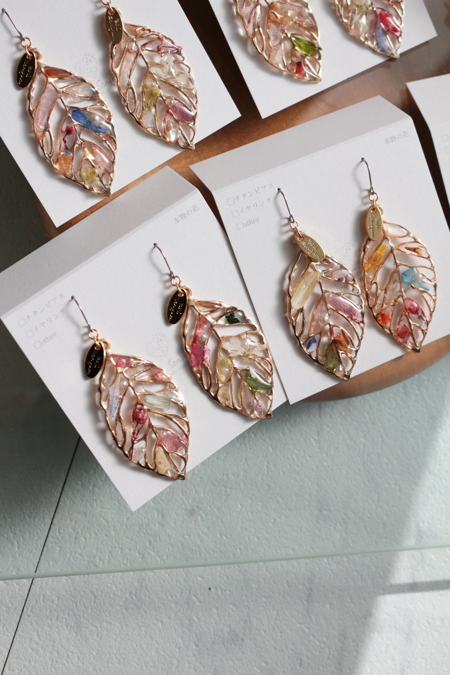 Leaf Earrings With Seasonal Flower Petals No.62 ピアスorイヤリング