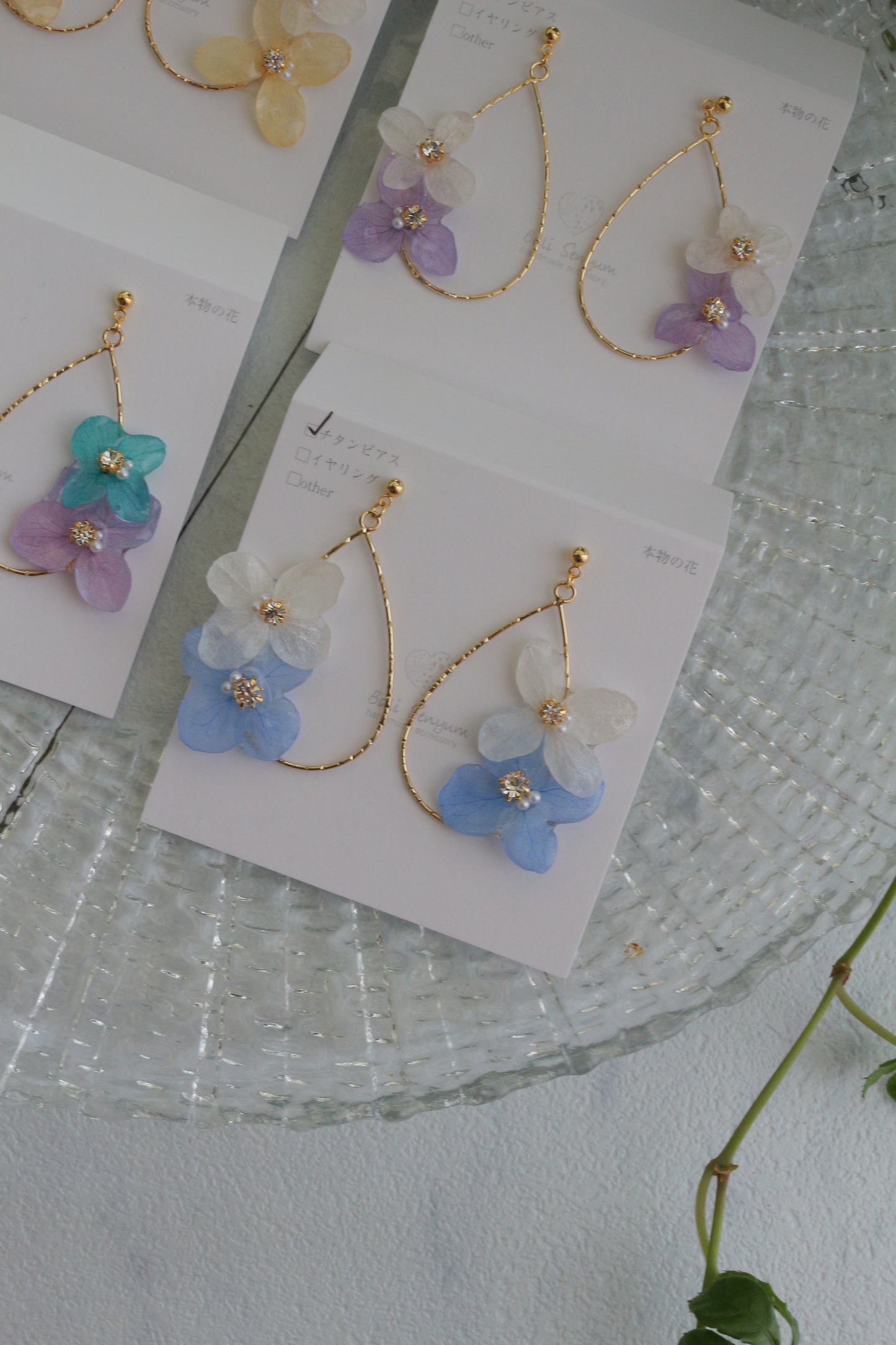 Teardrop Hoop Earrings with Hydrangeas No.21 ピアスorイヤリング