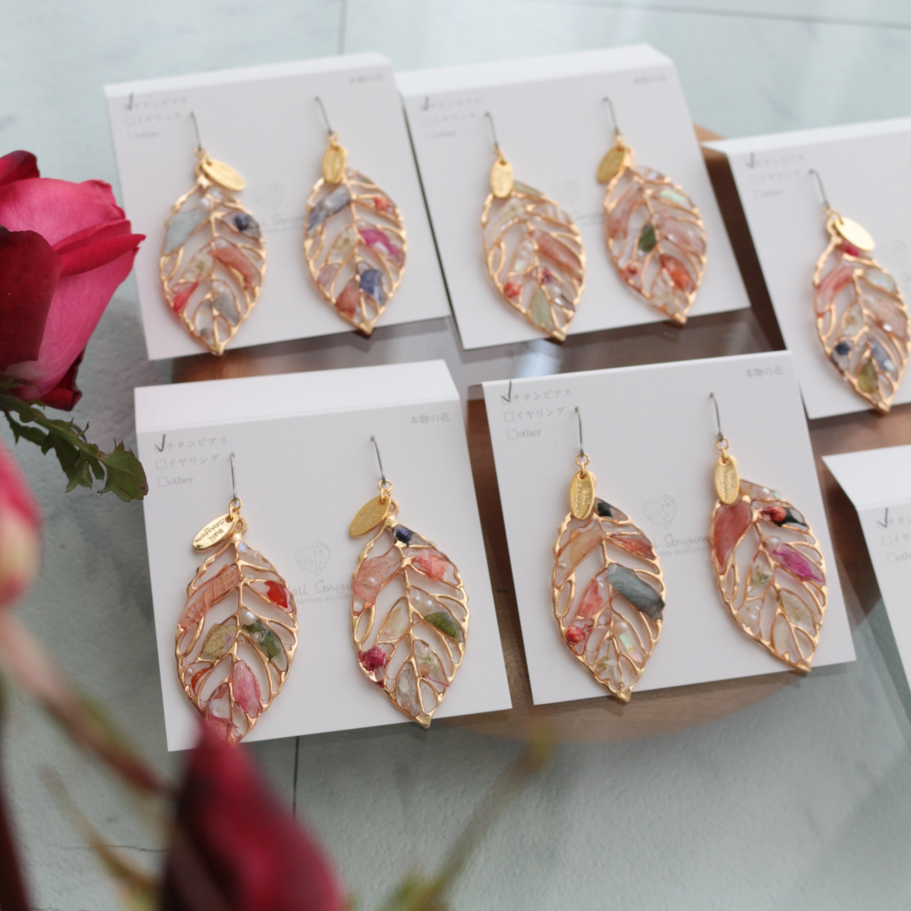 Leaf Earrings With Seasonal Flower Petals No.63 ピアスorイヤリング
