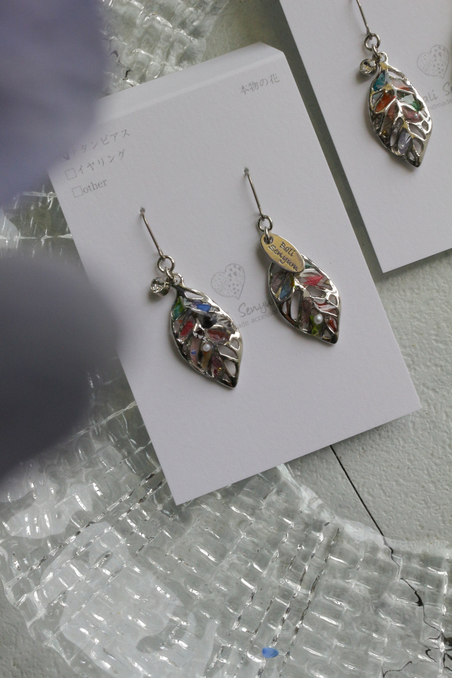 Small Leaf Earrings With Seasonal Flower Petals No.1 Silver colorピアス or イヤリング