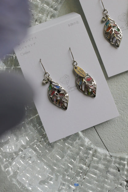 Small Leaf Earrings With Seasonal Flower Petals No.1 Silver colorピアス or イヤリング