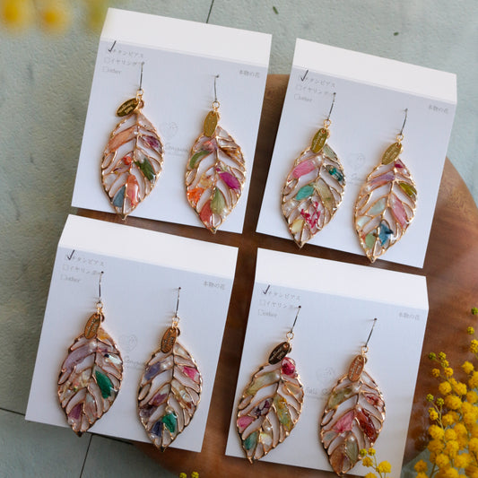Leaf Earrings With Seasonal Flower Petals No.64 ピアスorイヤリング