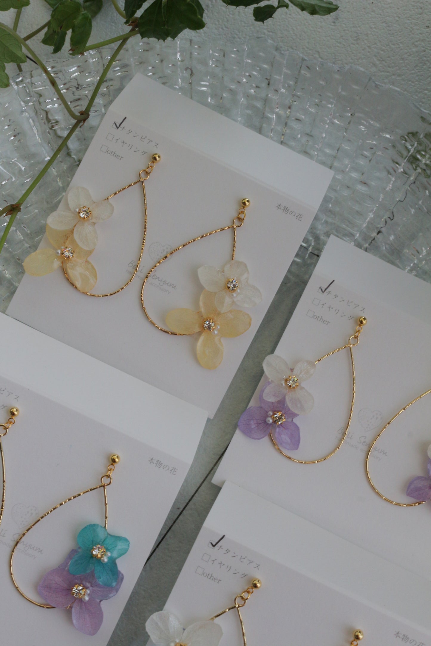 Teardrop Hoop Earrings with Hydrangeas No.21 ピアスorイヤリング