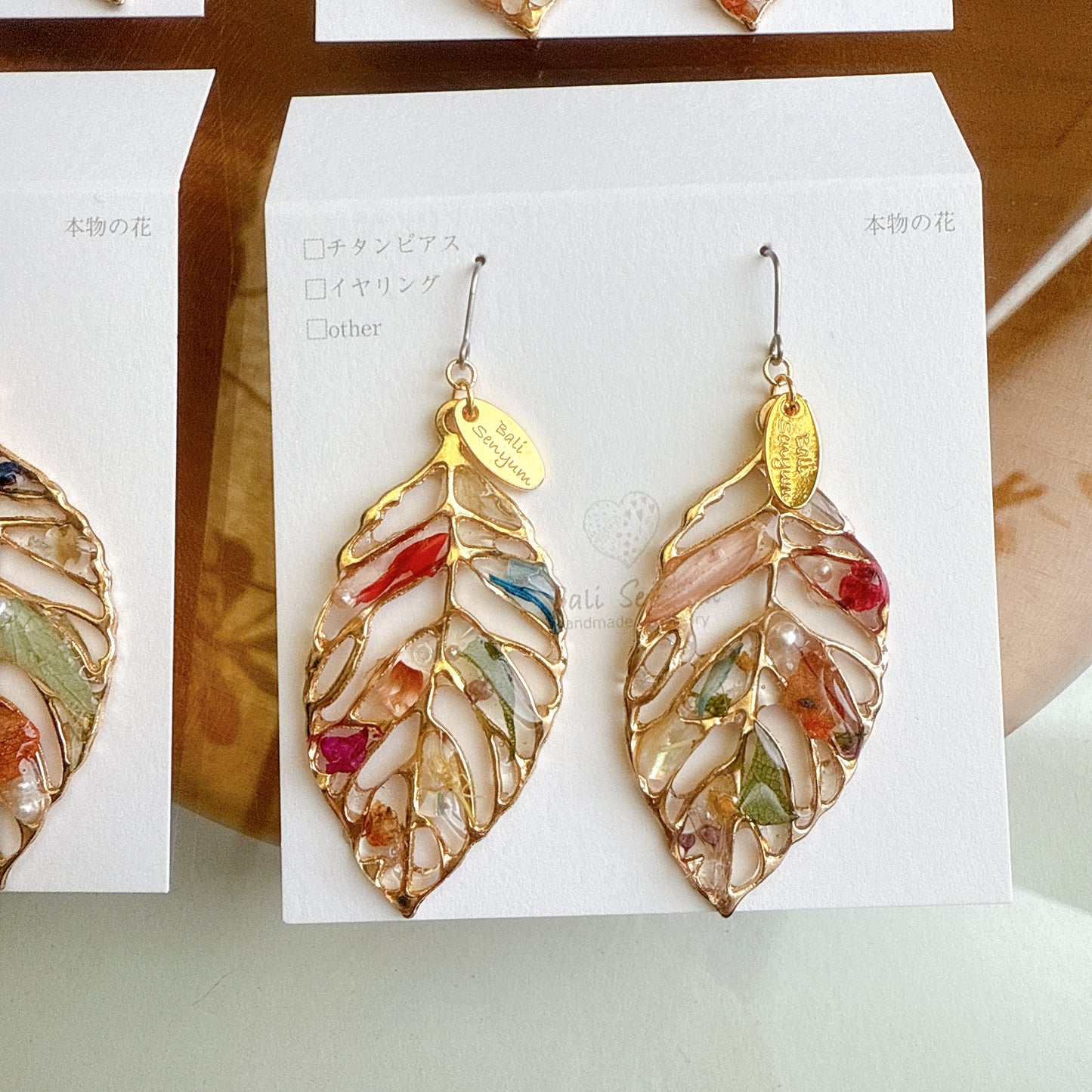 Leaf Earrings With Seasonal Flower Petals No.53 ピアスorイヤリング