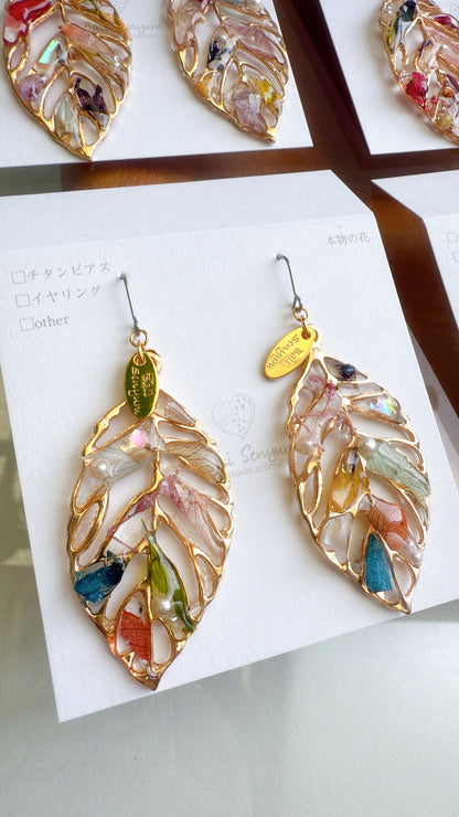 Leaf Earrings With Seasonal Flower Petals No.53 ピアスorイヤリング