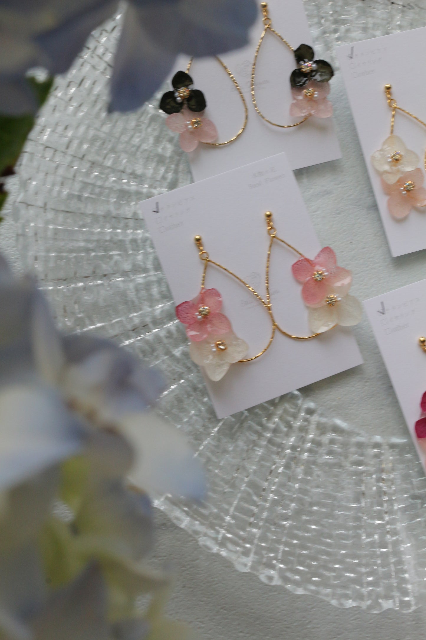 Teardrop Hoop Earrings with Hydrangeas No.22 ピアスorイヤリング