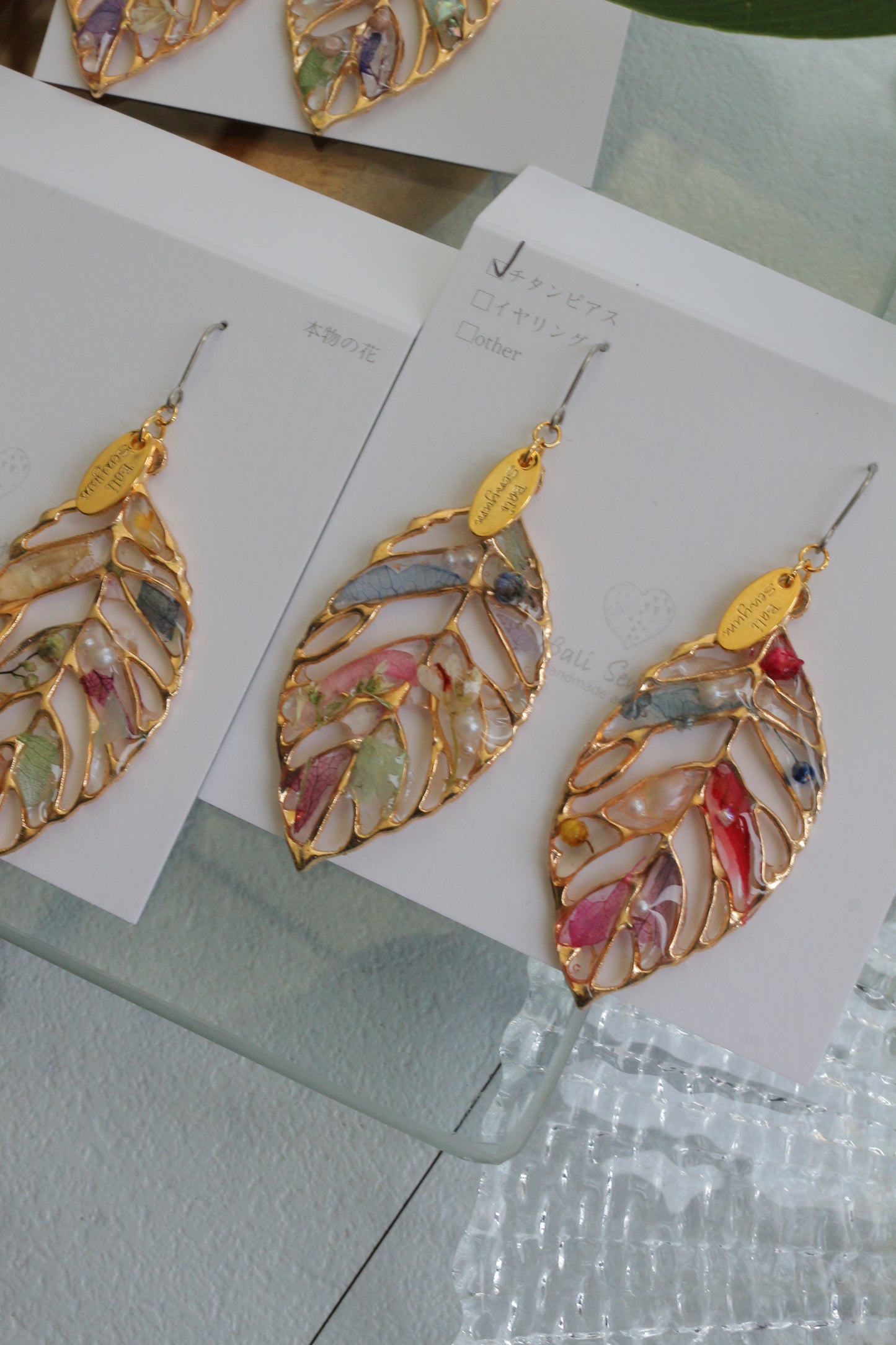 Leaf Earrings With Seasonal Flower Petals No.66 ピアスorイヤリング