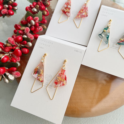 Triangular Floral Earrings With Seasonal Hydrangea No.28