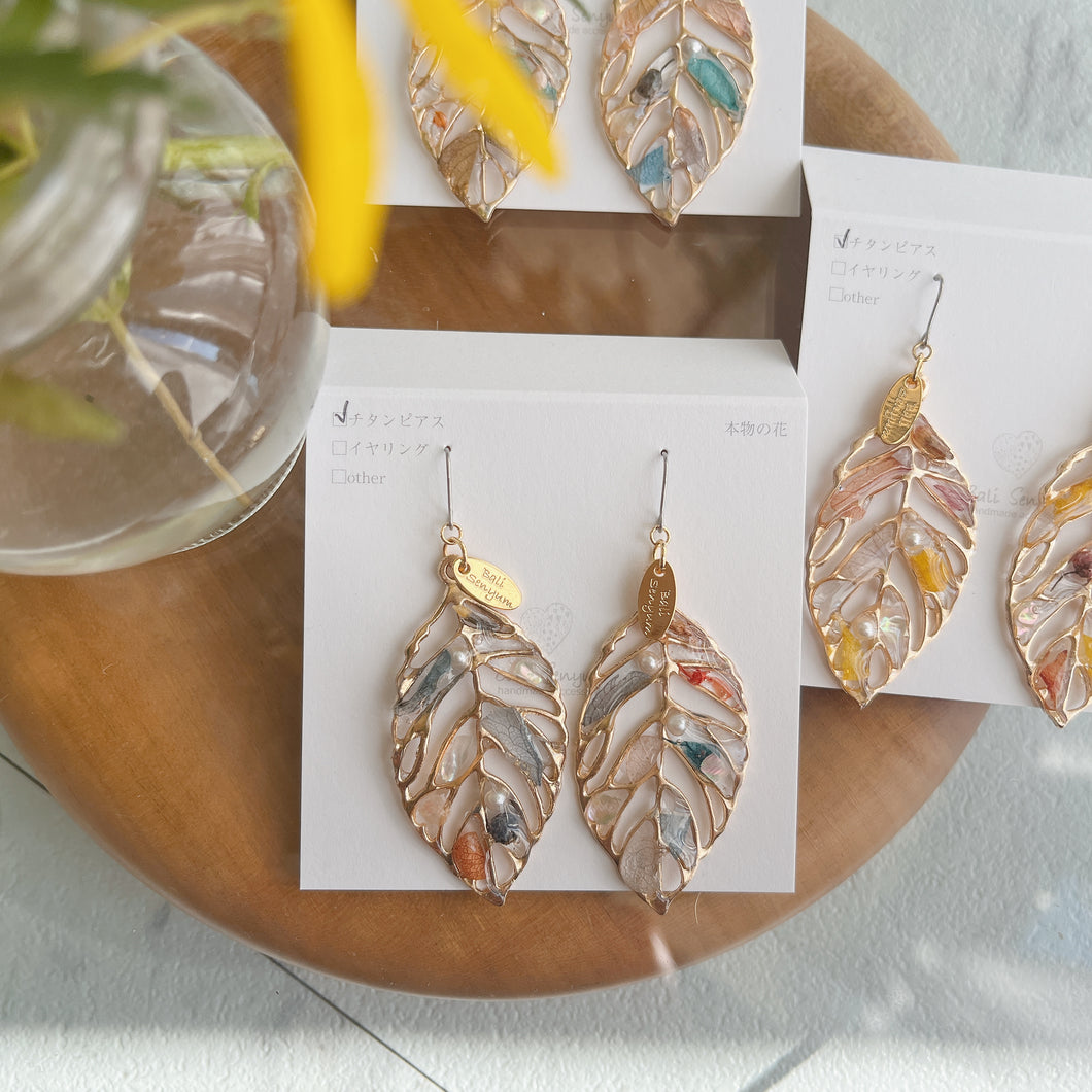 Leaf Earrings With Seasonal Flower Petals No.36