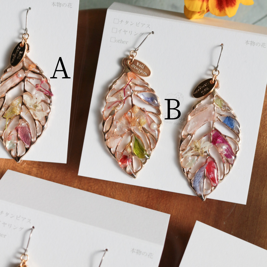 Leaf Earrings With Seasonal Flower Petals No.62 ピアスorイヤリング
