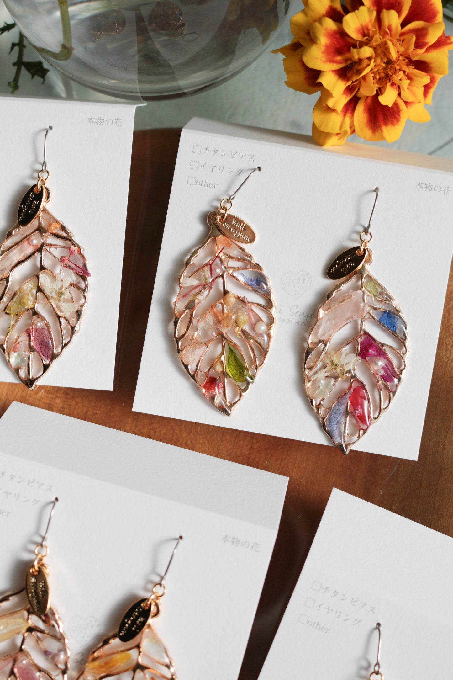 Leaf Earrings With Seasonal Flower Petals No.62 ピアスorイヤリング