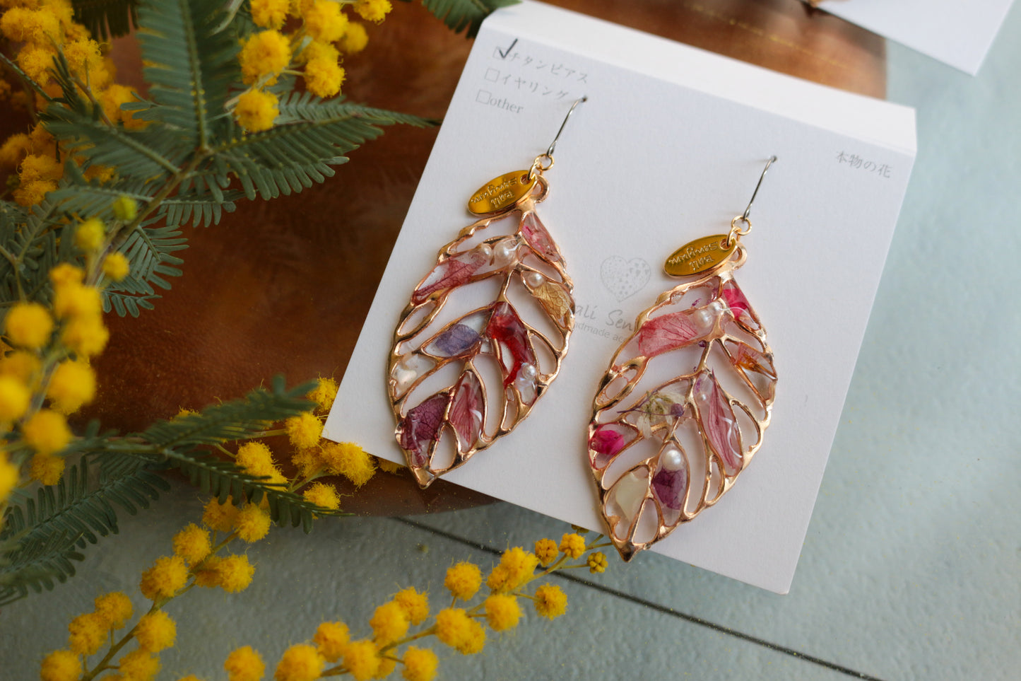 Leaf Earrings With Seasonal Flower Petals No.65 ピアスorイヤリング