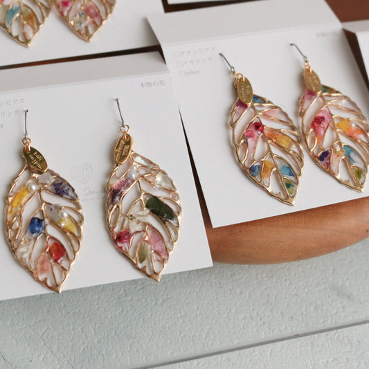 Leaf Earrings With Seasonal Flower Petals No.58 ピアスorイヤリング