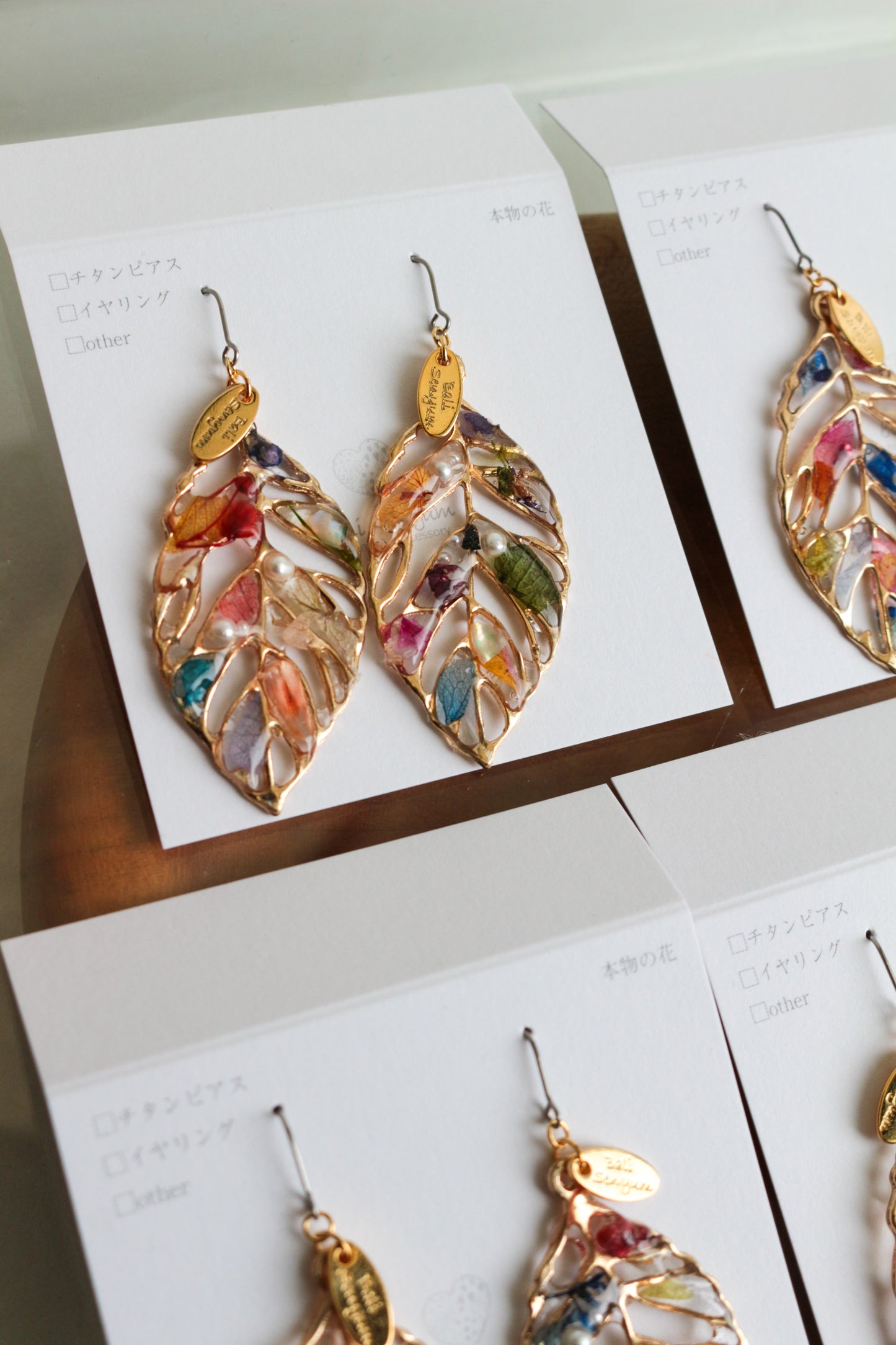 Leaf Earrings With Seasonal Flower Petals No.57 ピアスorイヤリング