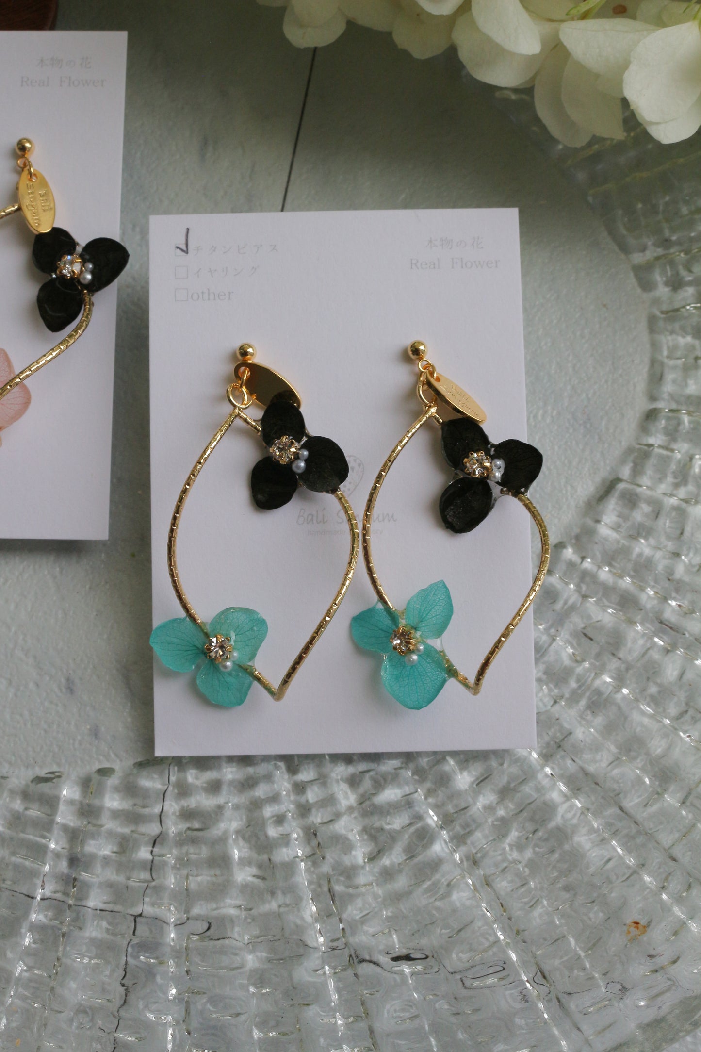 Twisted Tear-Drop Hoop Earrings with Hydrangeas No.1 ピアスorイヤリング