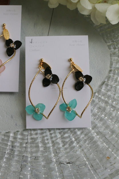Twisted Tear-Drop Hoop Earrings with Hydrangeas No.1 ピアスorイヤリング