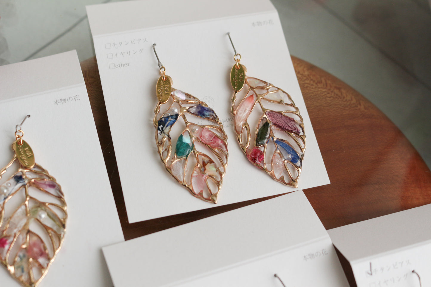 Leaf Earrings With Seasonal Flower Petals No.58 ピアスorイヤリング