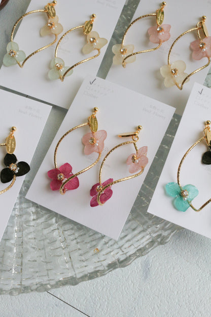 Twisted Tear-Drop Hoop Earrings with Hydrangeas No.1 ピアスorイヤリング
