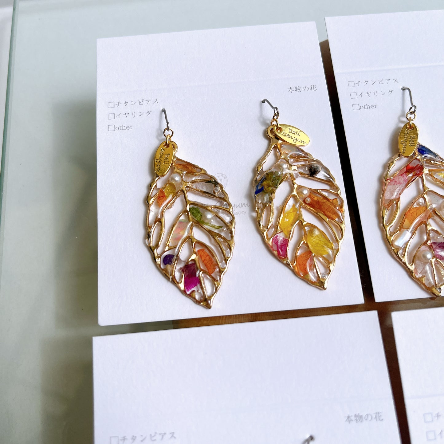Leaf Earrings With Seasonal Flower Petals No.48 ピアスorイヤリング