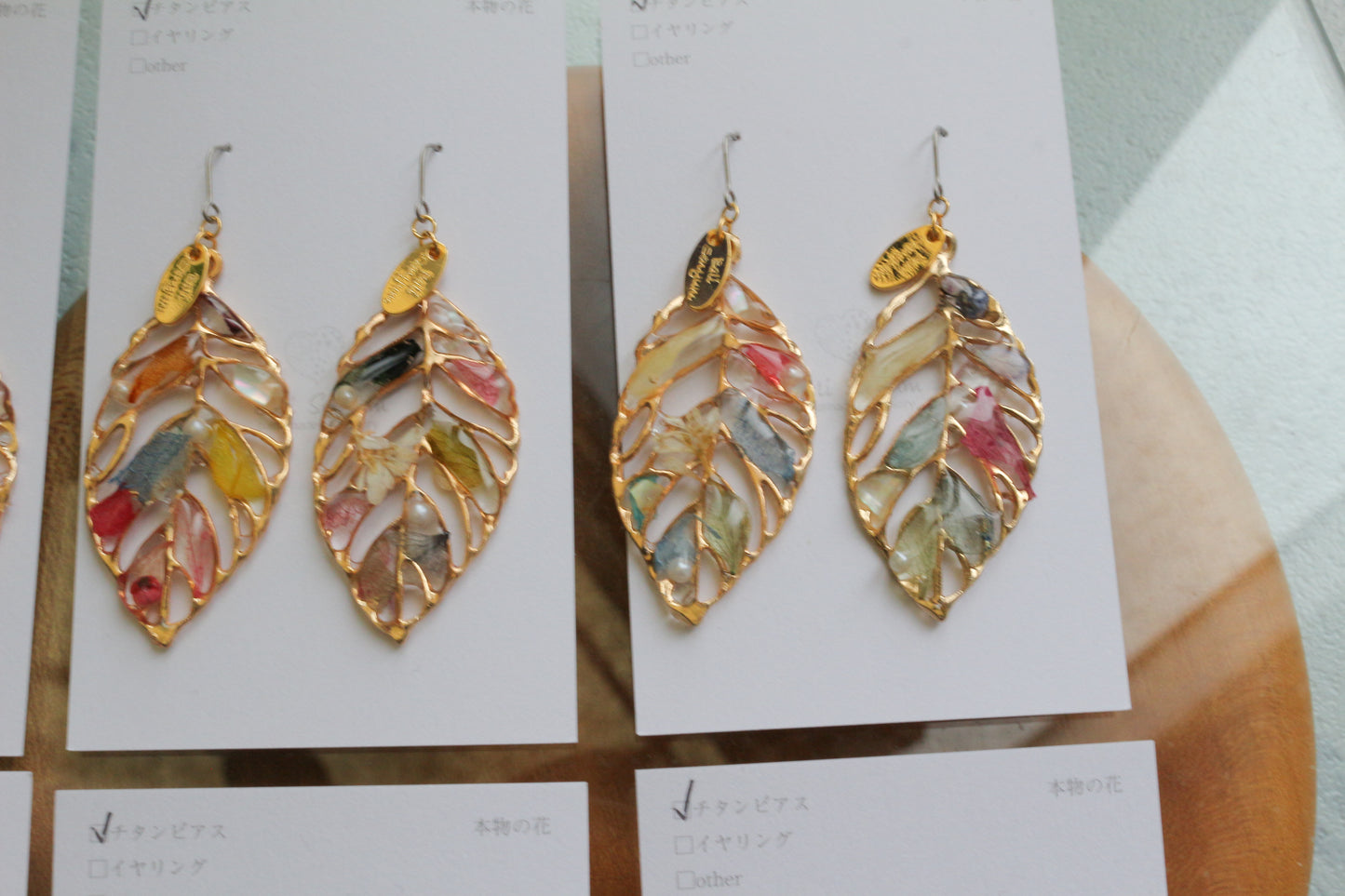 Leaf Earrings With Seasonal Flower Petals No.68    ピアスorイヤリング