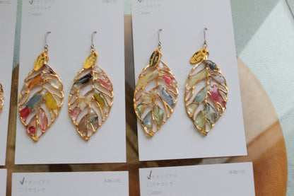 Leaf Earrings With Seasonal Flower Petals No.68    ピアスorイヤリング