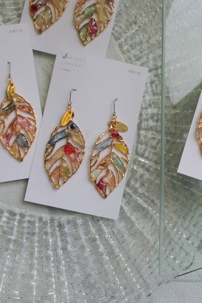 Leaf Earrings With Seasonal Flower Petals No.68    ピアスorイヤリング