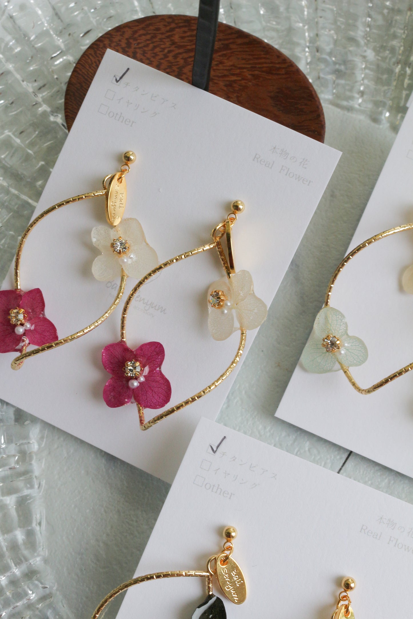 Twisted Tear-Drop Hoop Earrings with Hydrangeas No.1 ピアスorイヤリング