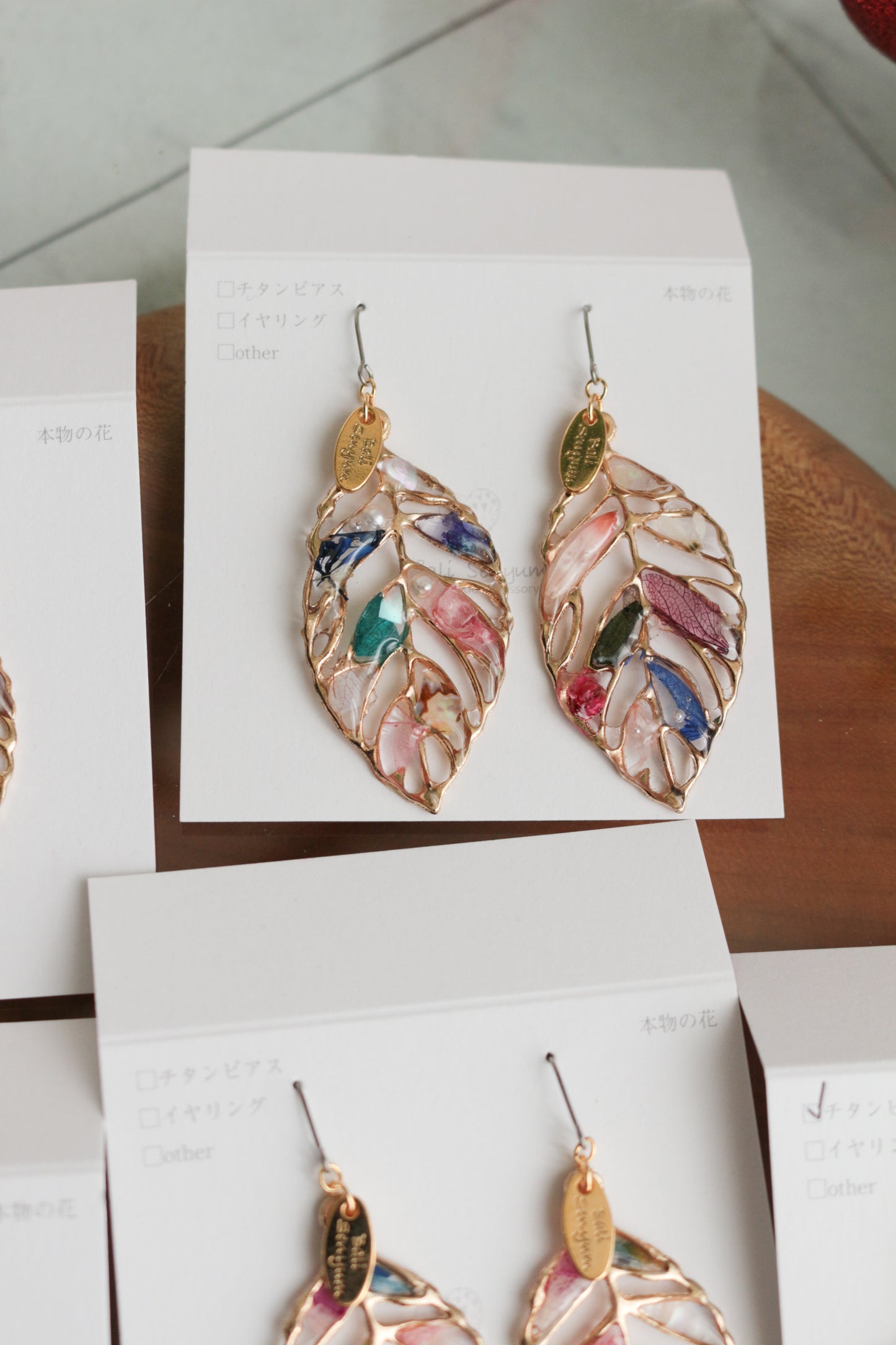 Leaf Earrings With Seasonal Flower Petals No.58 ピアスorイヤリング