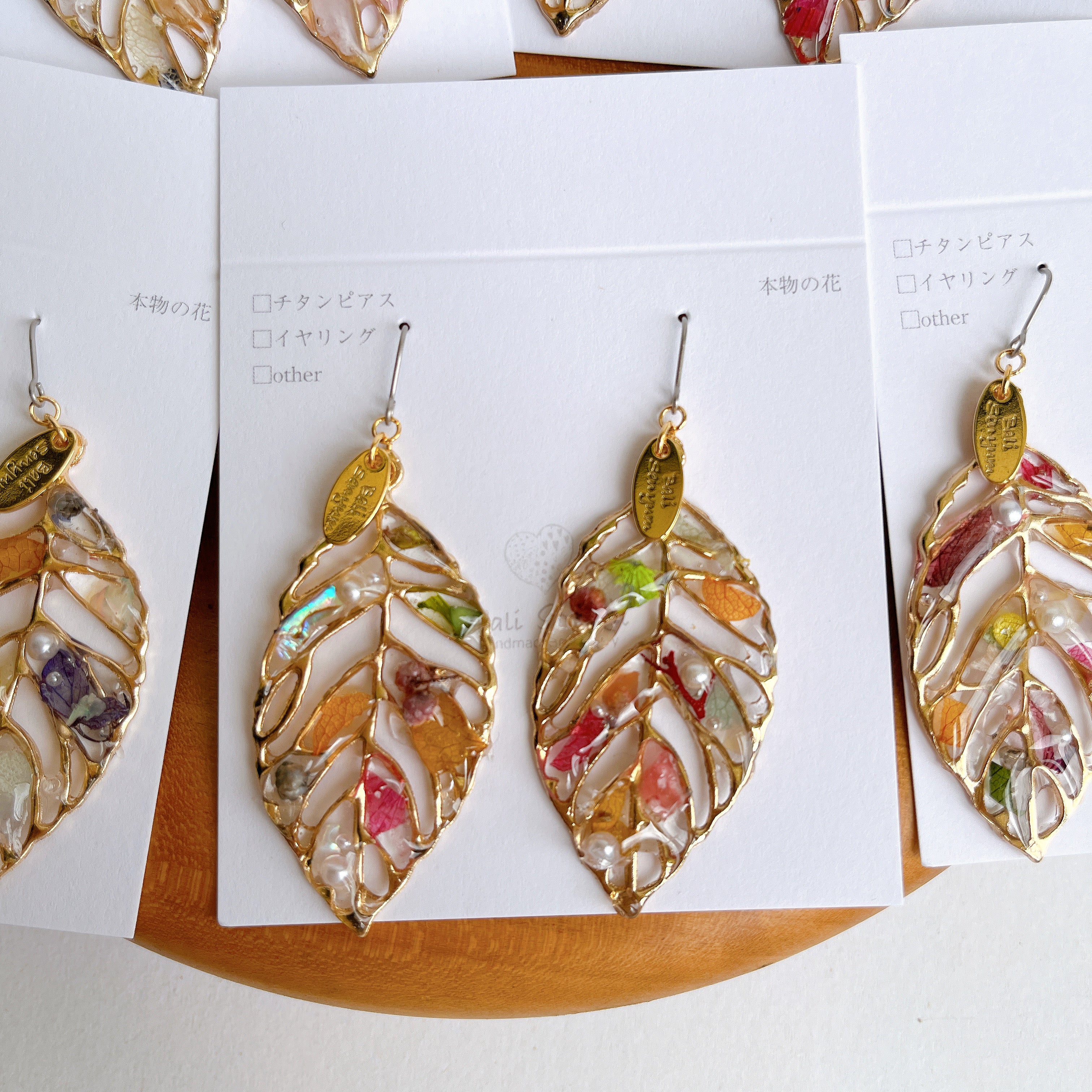 Leaf Earrings With Seasonal Flower Petals No.51 ピアスor