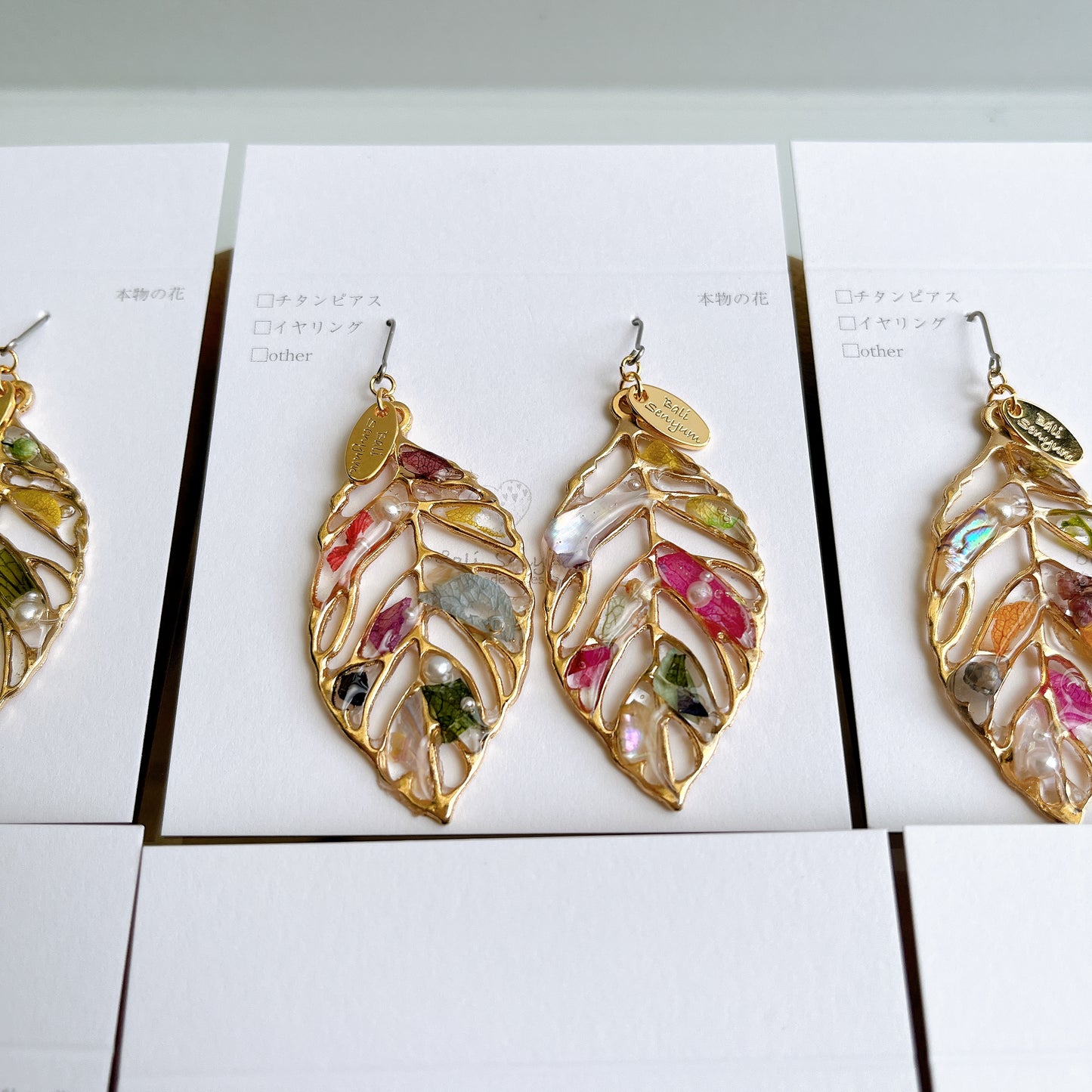 Leaf Earrings With Seasonal Flower Petals No.46 ピアスorイヤリング