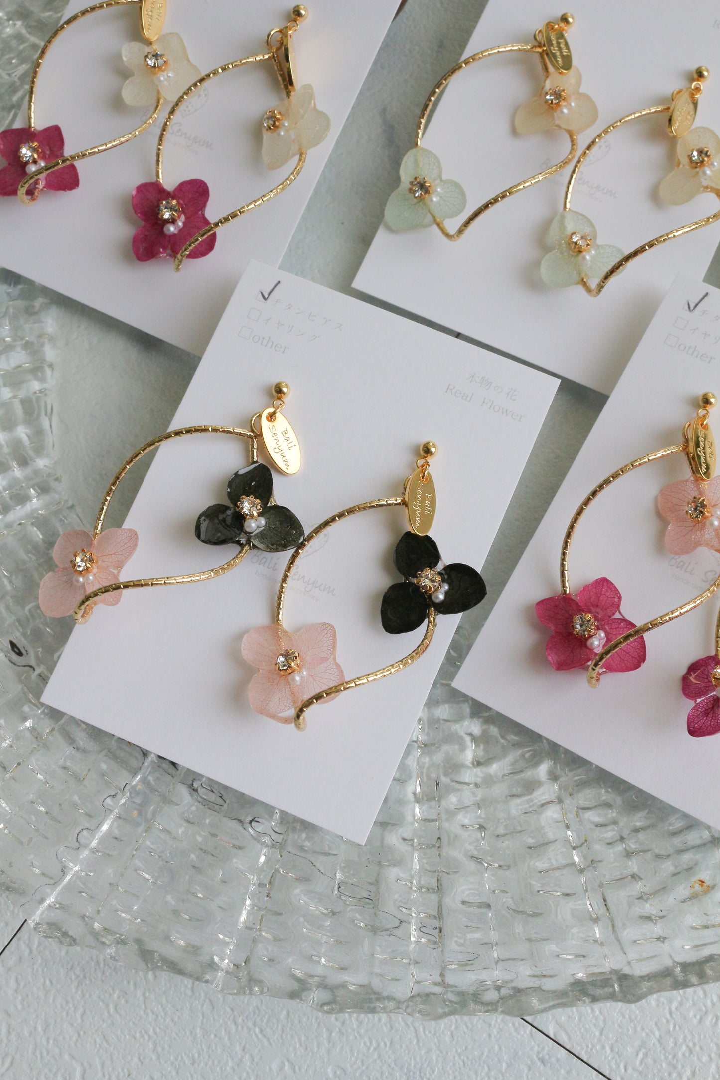 Twisted Tear-Drop Hoop Earrings with Hydrangeas No.1 ピアスorイヤリング
