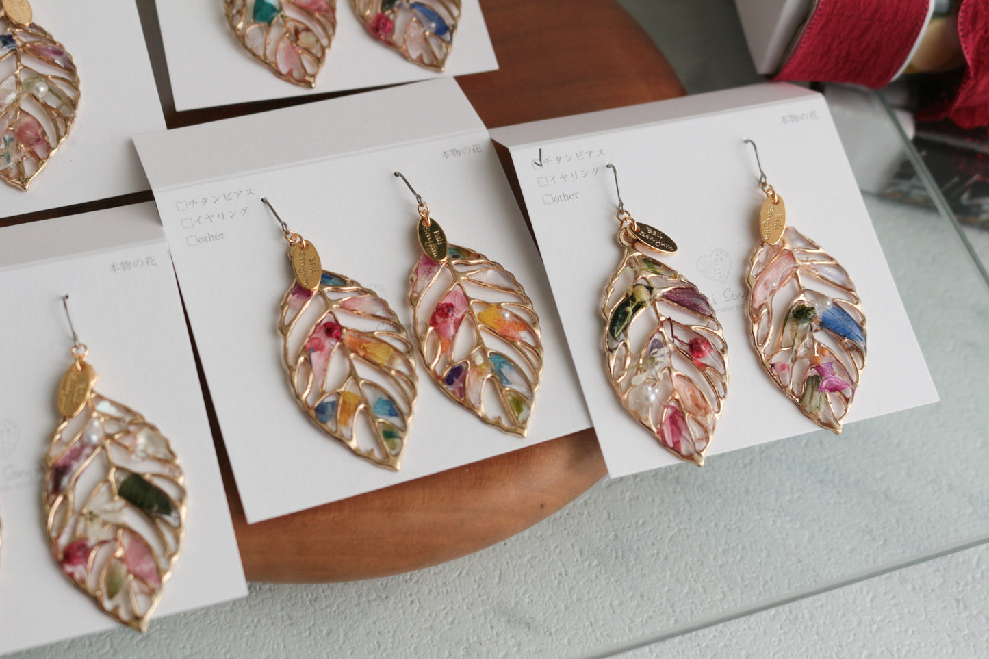 Leaf Earrings With Seasonal Flower Petals No.58 ピアスorイヤリング