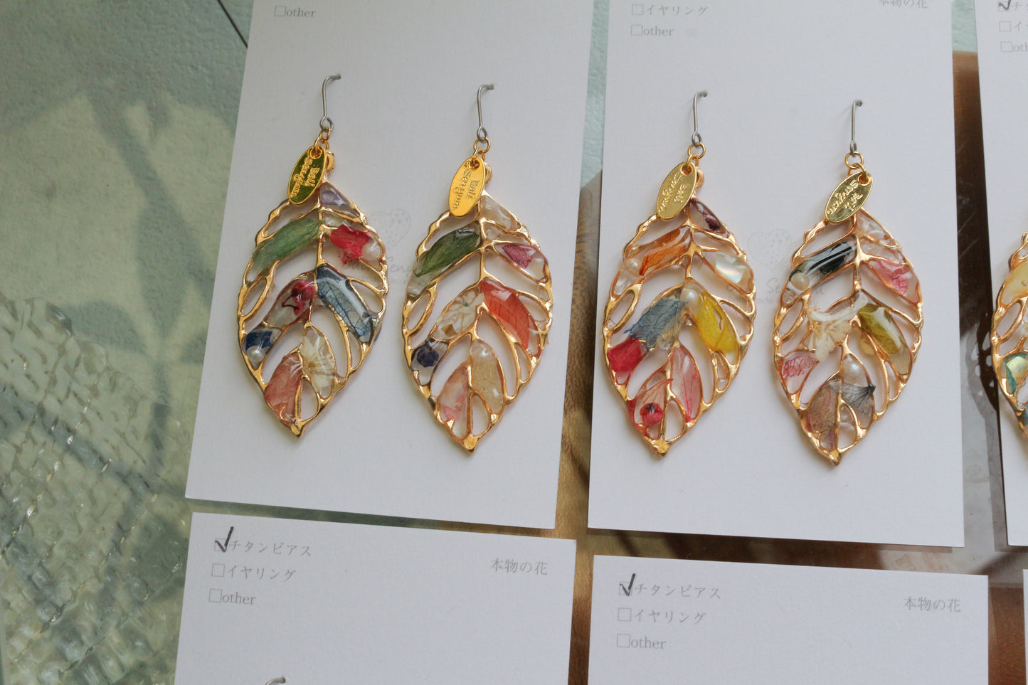 Leaf Earrings With Seasonal Flower Petals No.68    ピアスorイヤリング