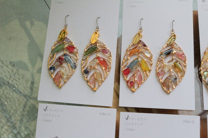 Leaf Earrings With Seasonal Flower Petals No.68    ピアスorイヤリング