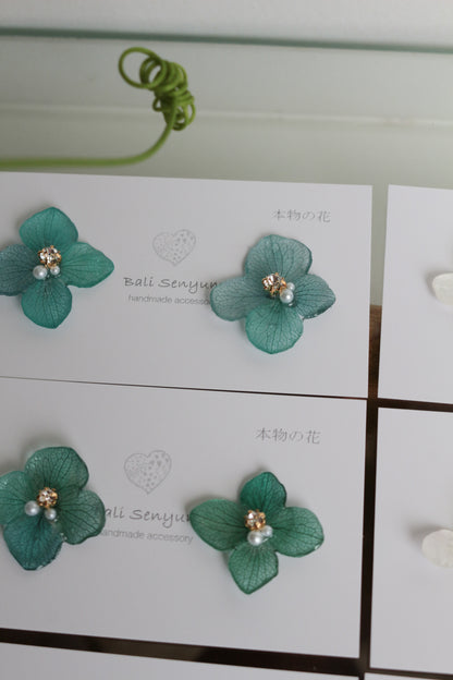 Hydrangea Petal  No.59 パーツ選べます。Clip-on or Titanium Pierce