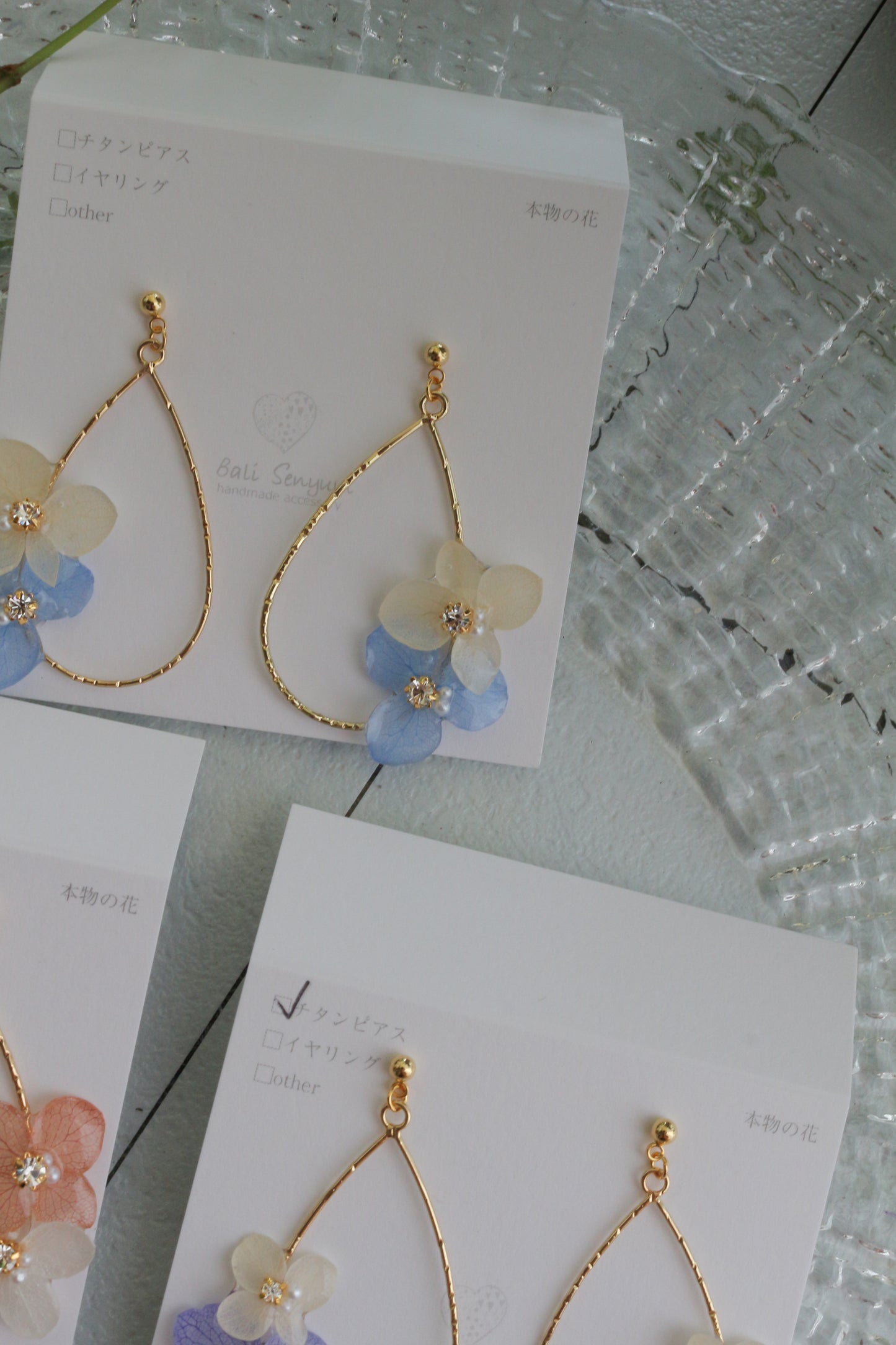 Teardrop Hoop Earrings with Hydrangeas No.21 ピアスorイヤリング