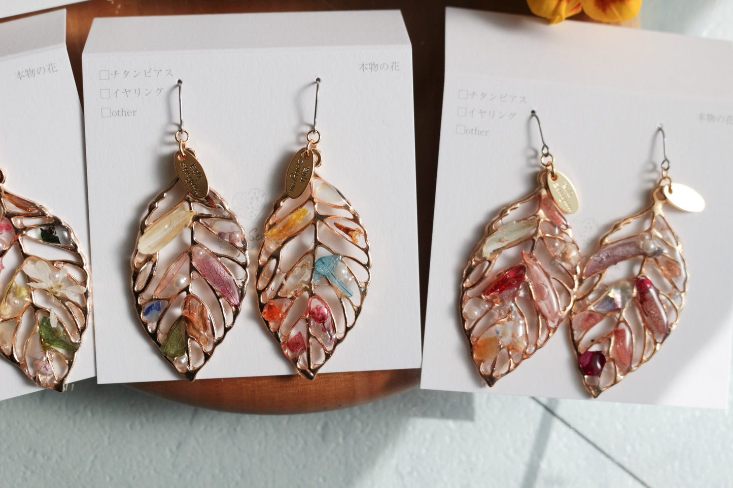 Leaf Earrings With Seasonal Flower Petals No.62 ピアスorイヤリング