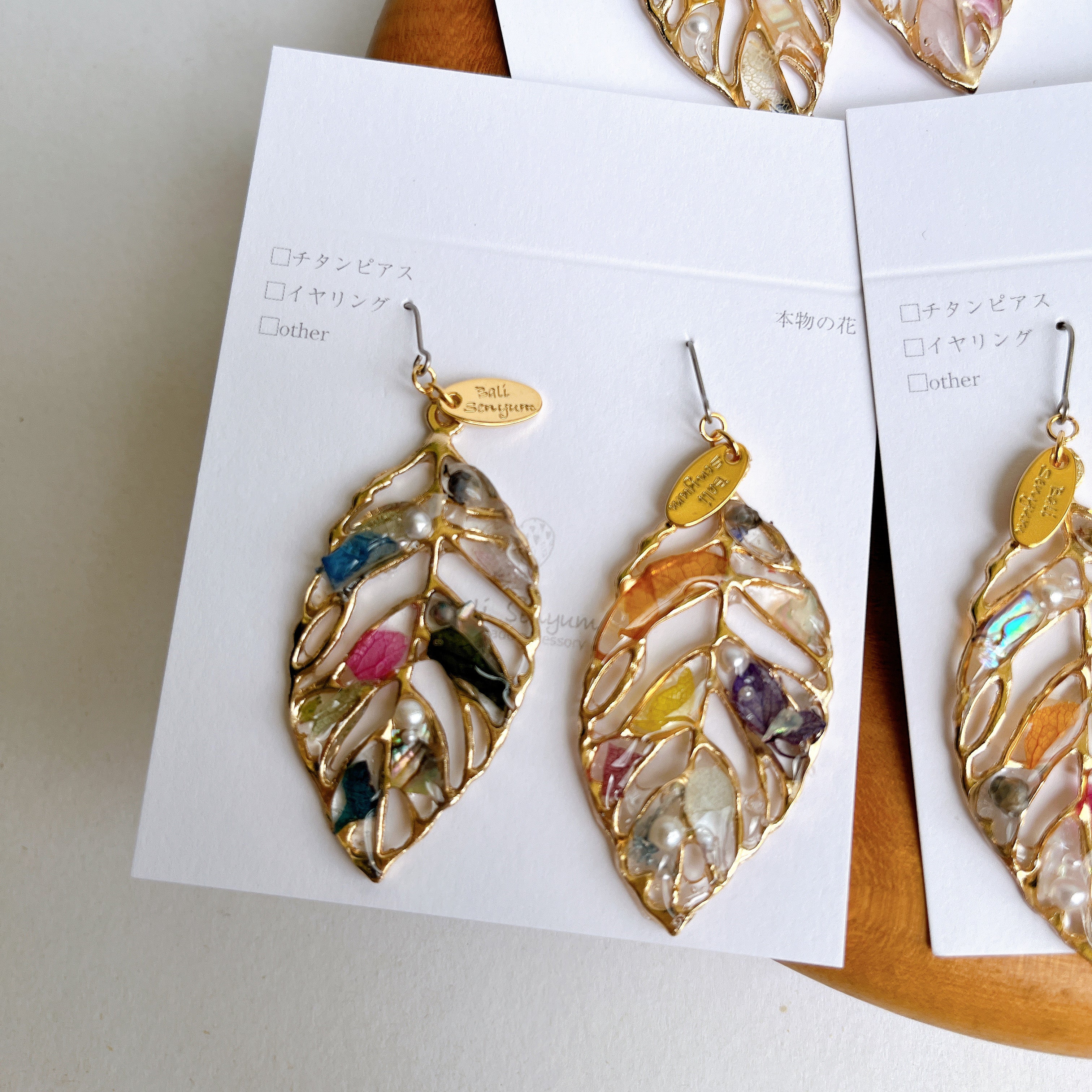 Leaf Earrings With Seasonal Flower Petals No.51 ピアスor