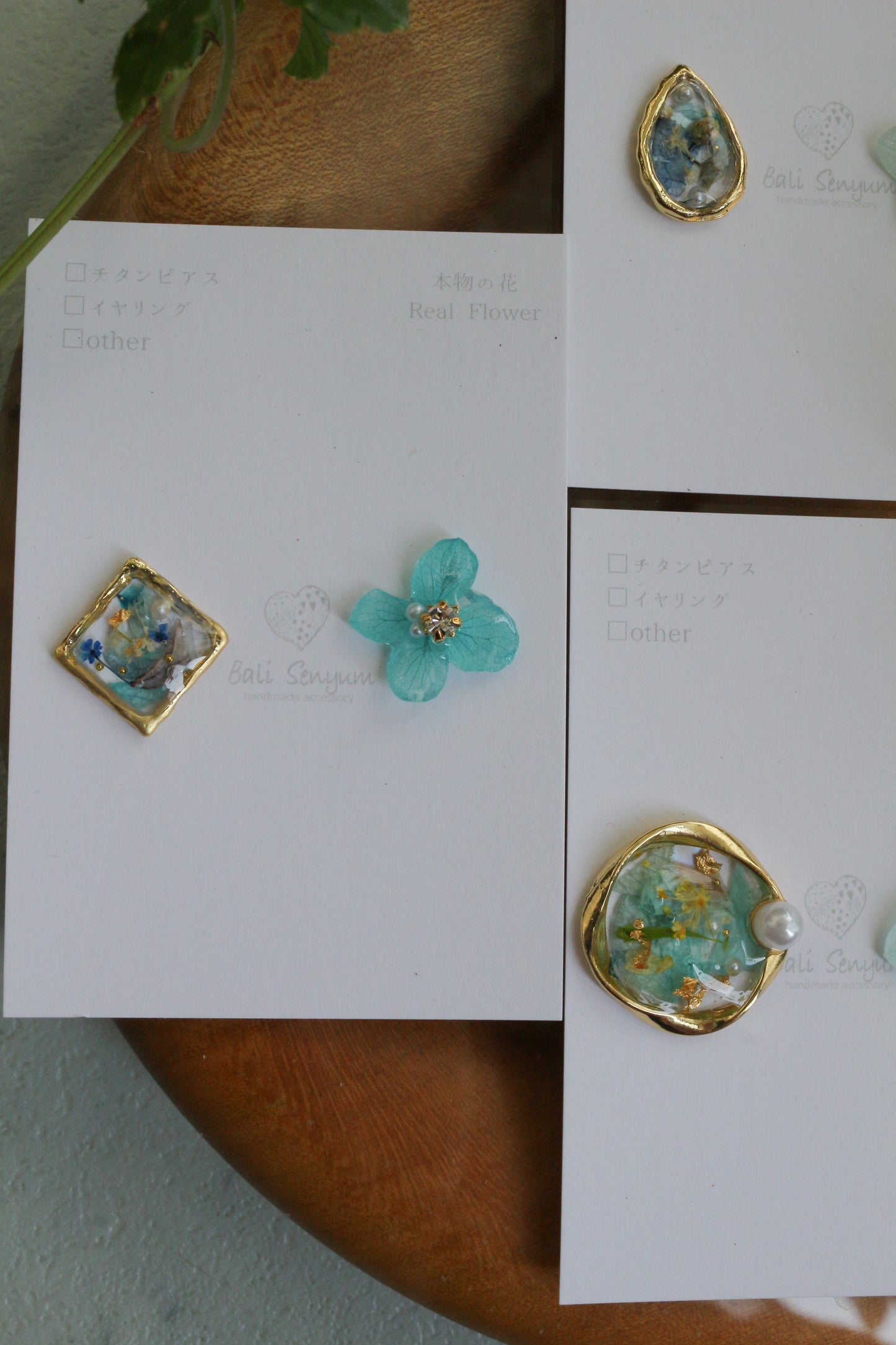 Hydrangea and Flower Medallion No.2 パーツ選べます。Clip-on or Titanium Pierce