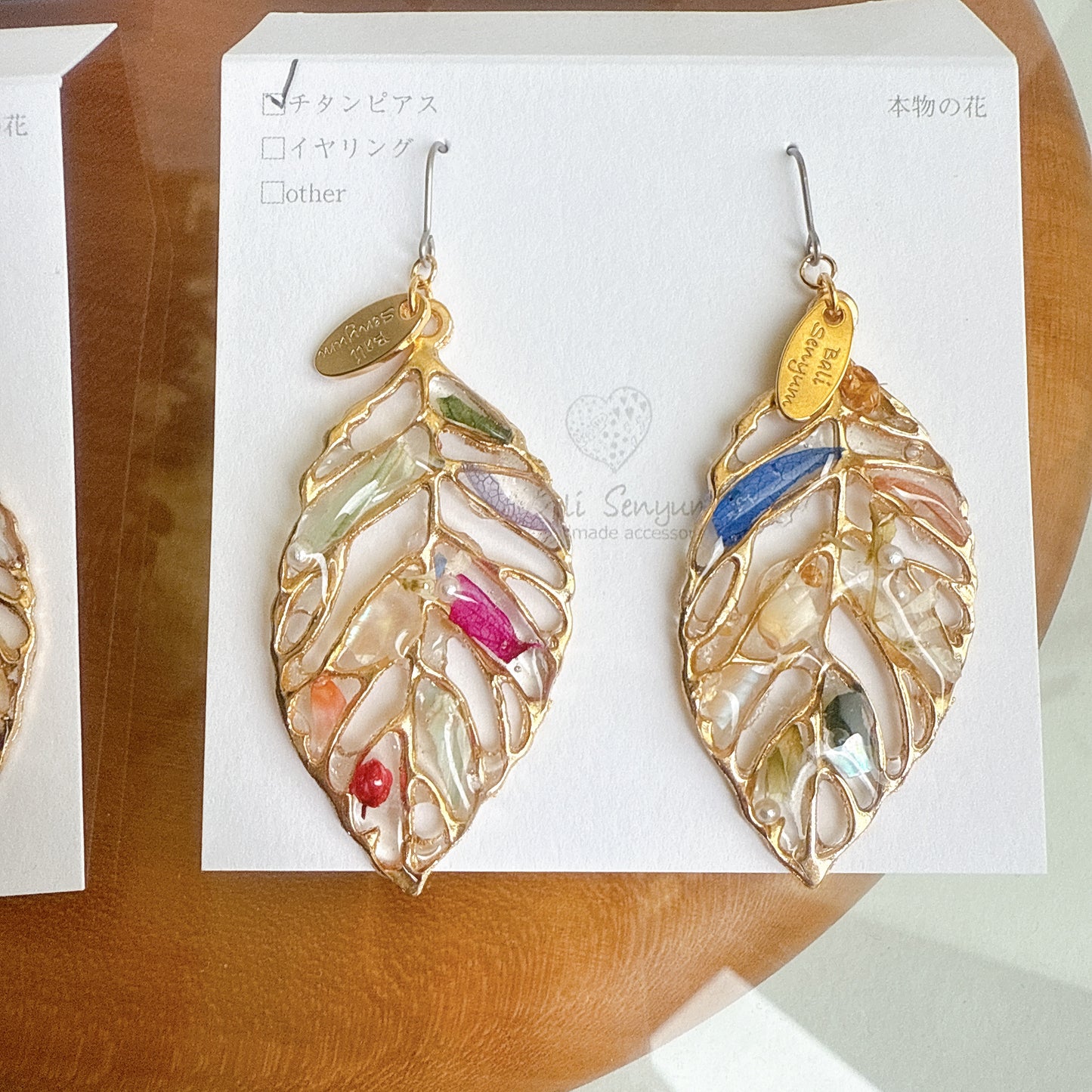 Leaf Earrings With Seasonal Flower Petals No.55 ピアスorイヤリング