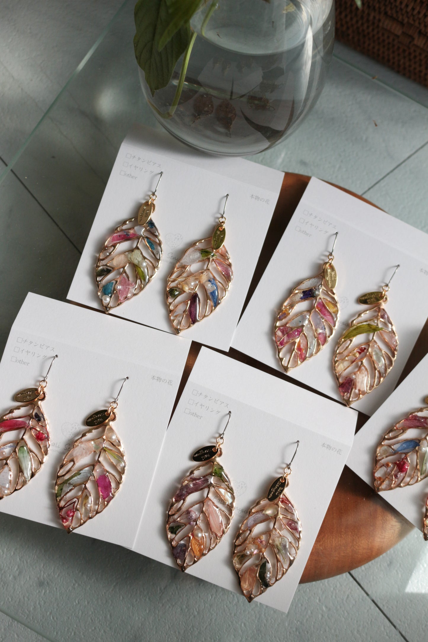 Leaf Earrings With Seasonal Flower Petals No.61 ピアスorイヤリング