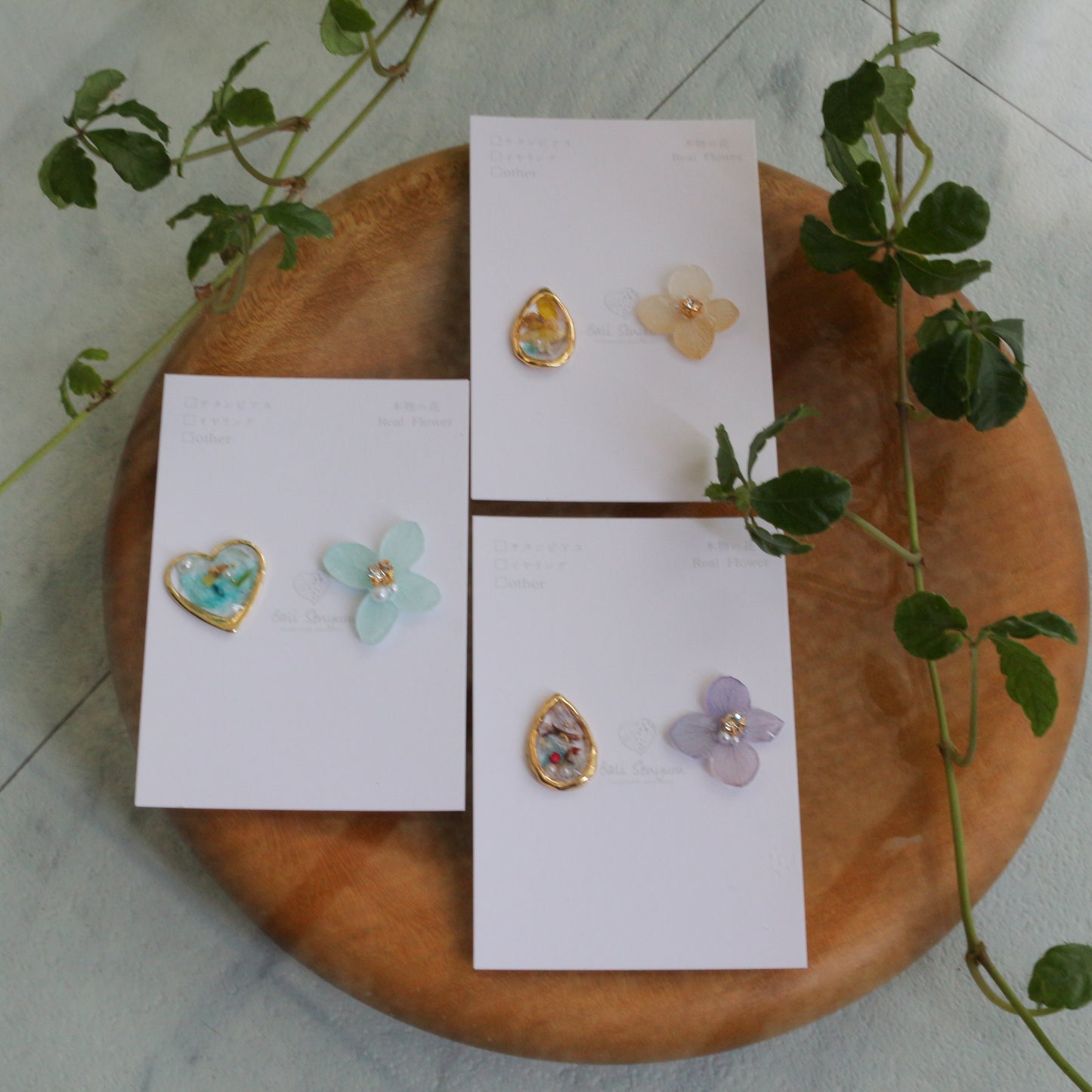 Hydrangea and Flower Medallion No.2 パーツ選べます。Clip-on or Titanium Pierce