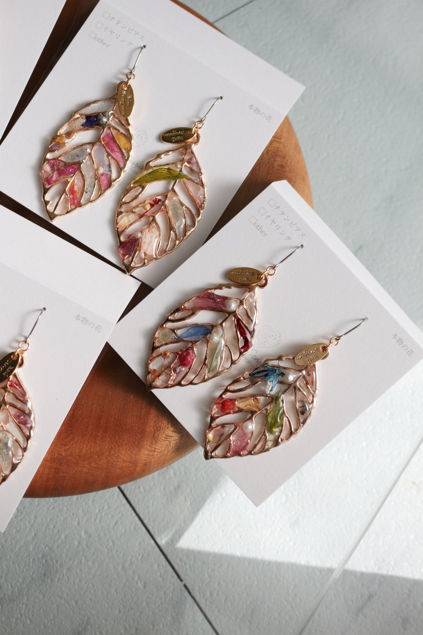 Leaf Earrings With Seasonal Flower Petals No.61 ピアスorイヤリング