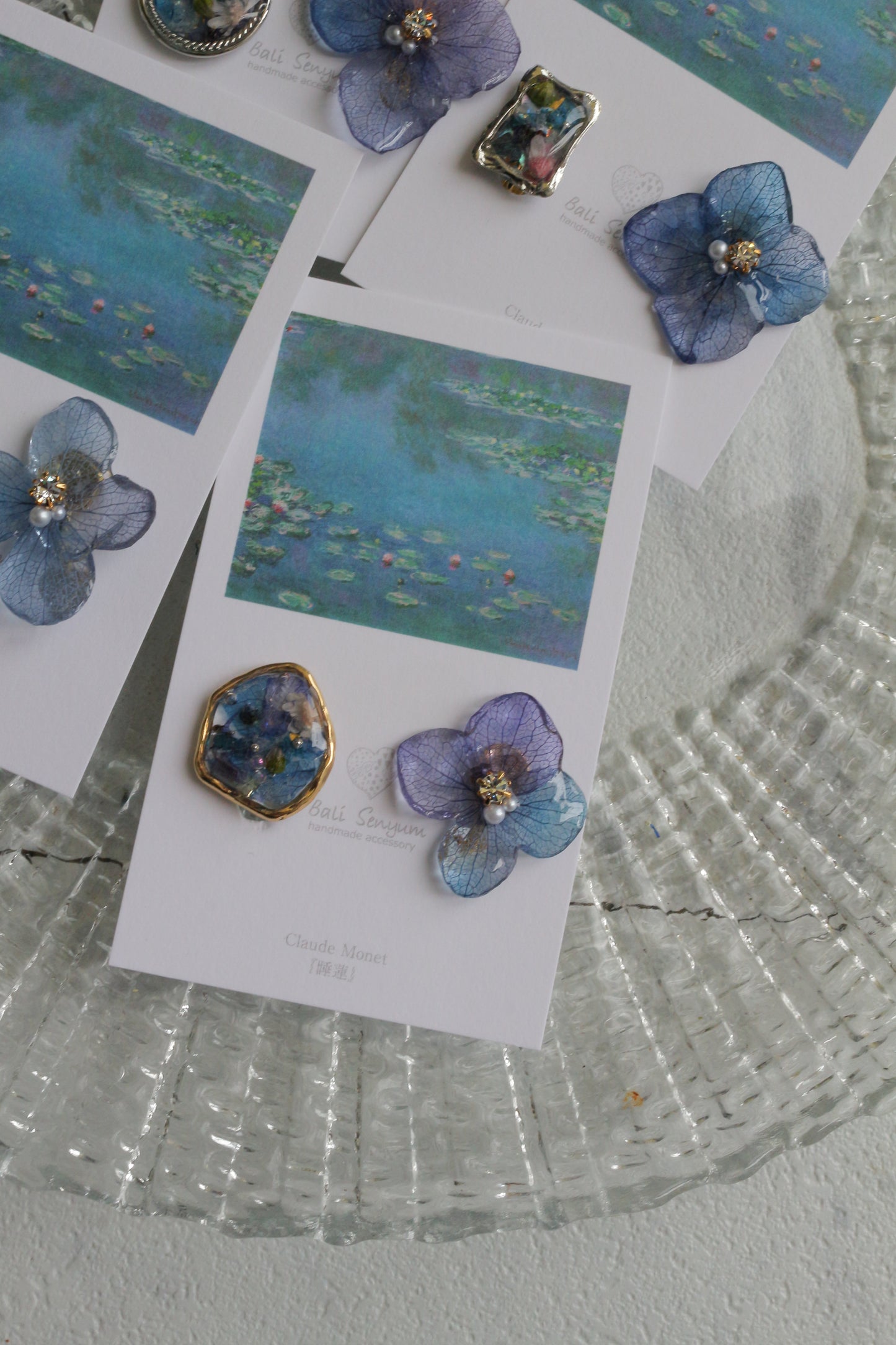 Monet's Water Lilies Inspired Flower and Medallion No.32 イヤリング Clip-on 睡蓮