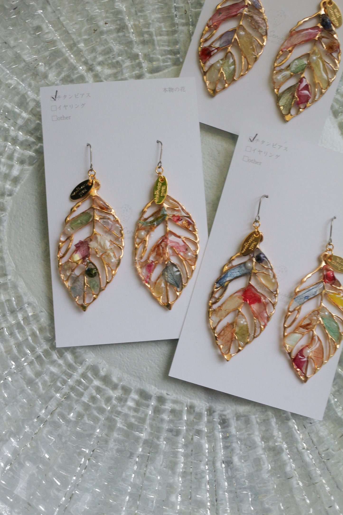Leaf Earrings With Seasonal Flower Petals No.68    ピアスorイヤリング