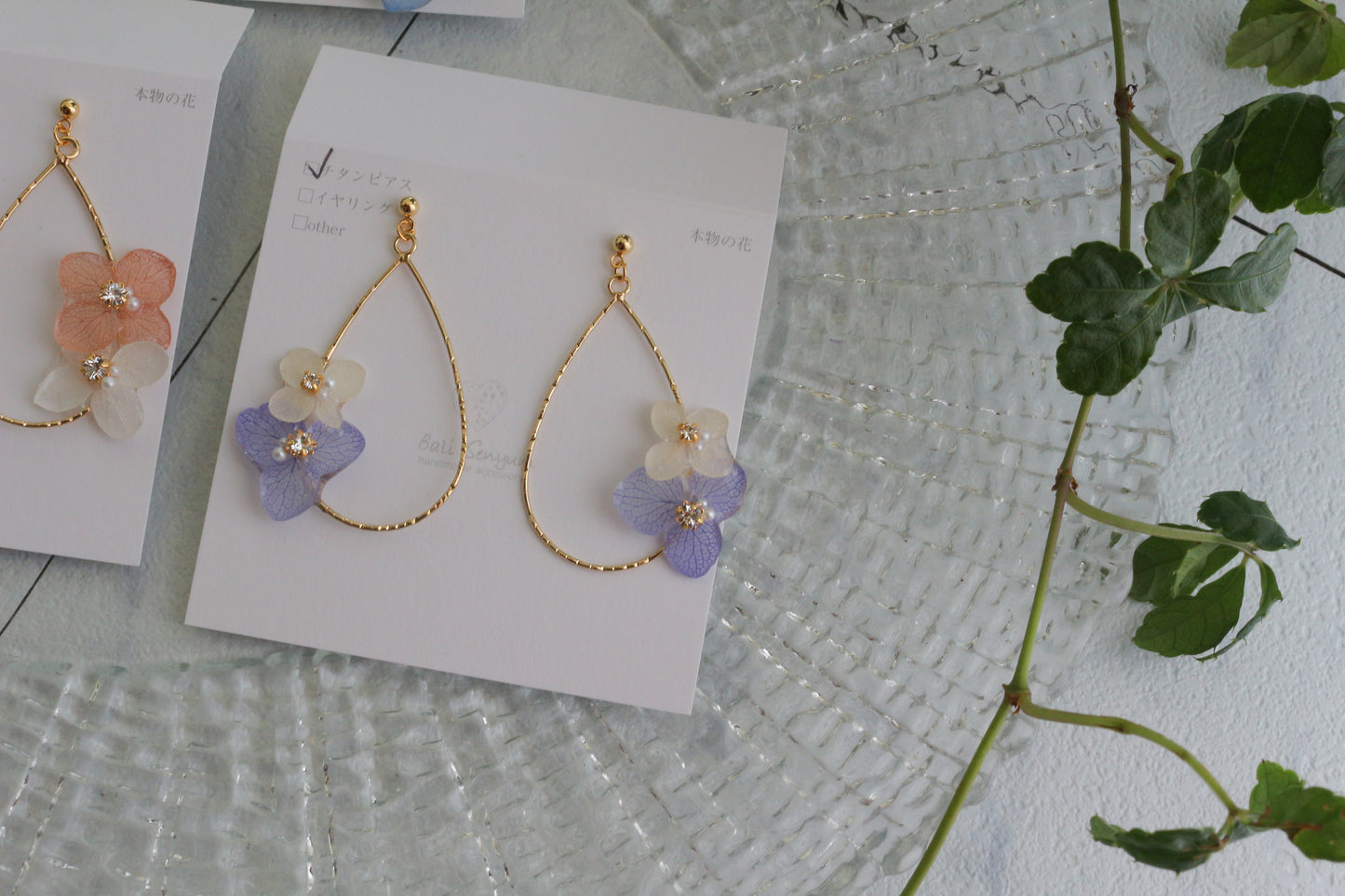 Teardrop Hoop Earrings with Hydrangeas No.21 ピアスorイヤリング