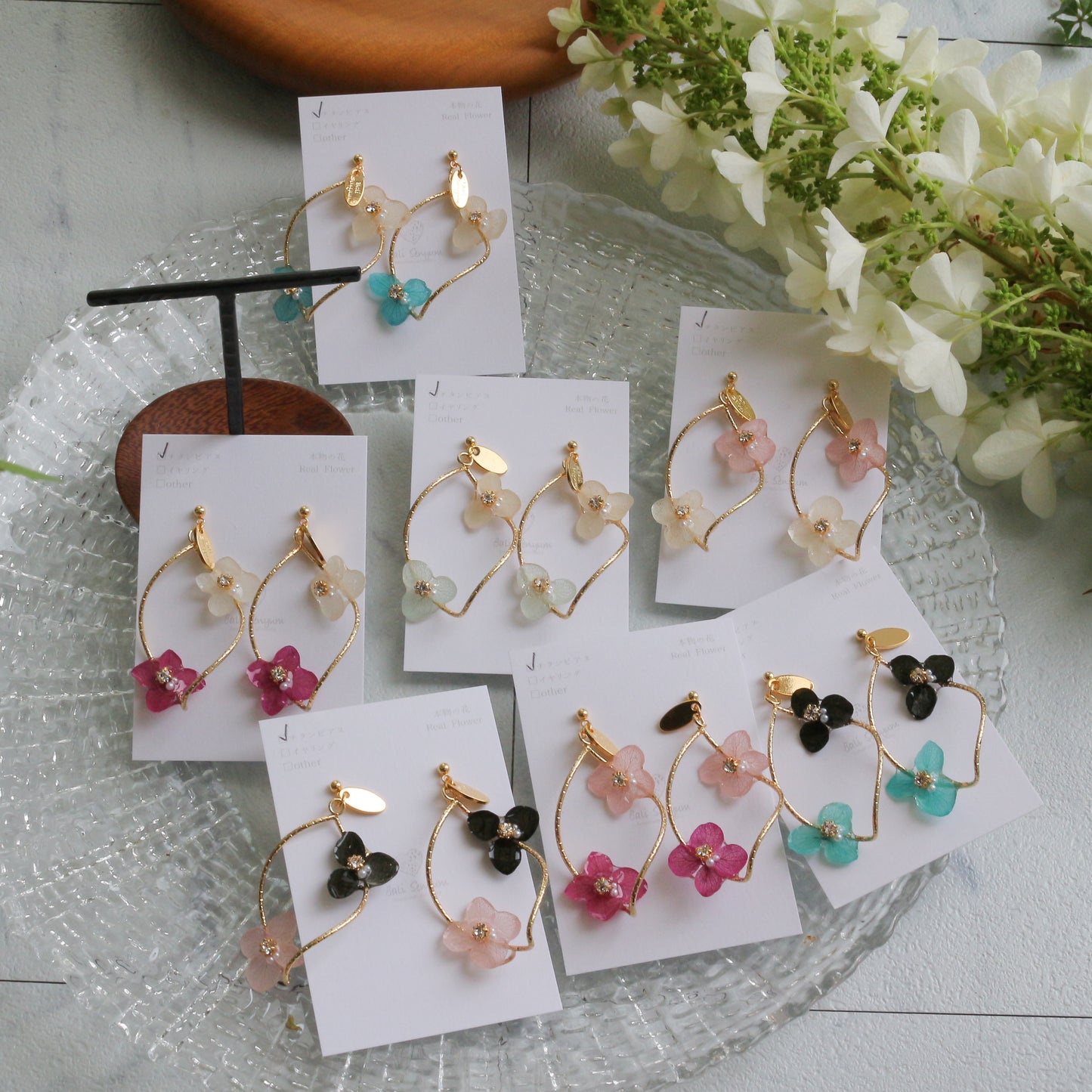 Twisted Tear-Drop Hoop Earrings with Hydrangeas No.1 ピアスorイヤリング