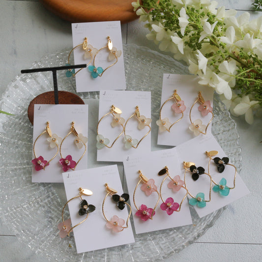 Twisted Tear-Drop Hoop Earrings with Hydrangeas No.1 ピアスorイヤリング